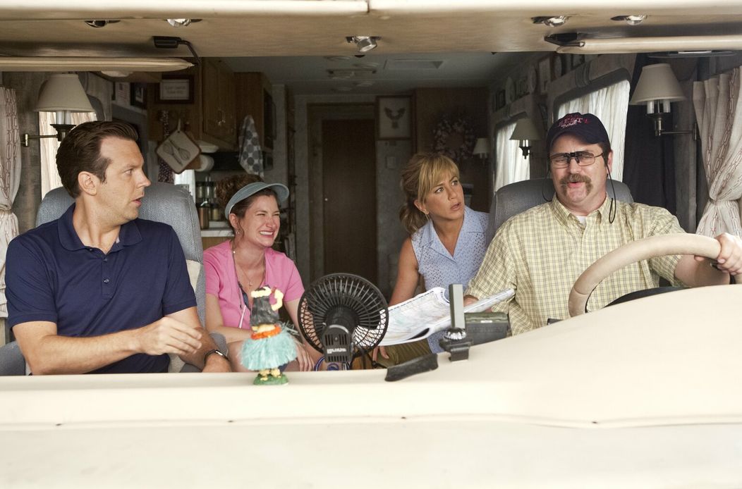 Jennifer Aniston, Will Poulter, Emma Roberts a Jason Sudeikis vo filme My sme Millerovci