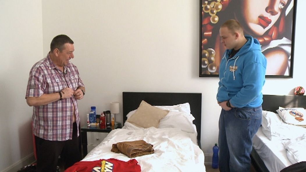 Pred dvoma mesicmi túto košeľu Zolo nezapol. Dušan konečne zapol vrchný gombík na nohaviciach
