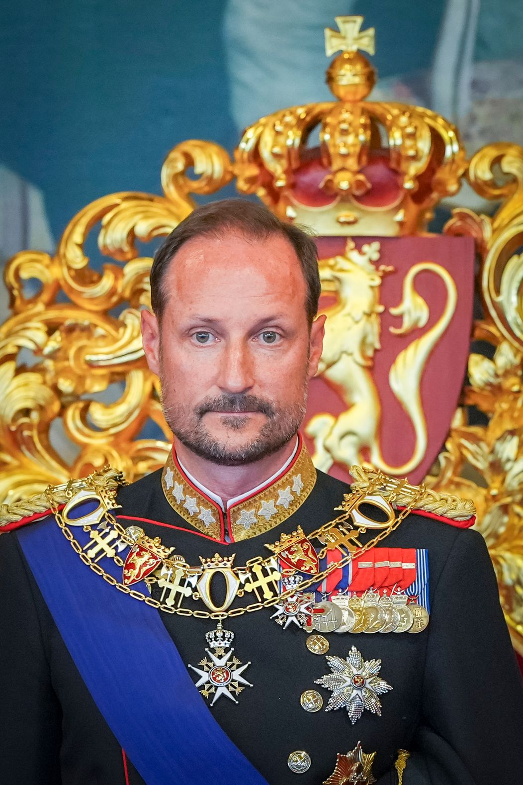 Nórsky kráľ Haakon VIII. zložil prísahu. Kráľovná chýbala