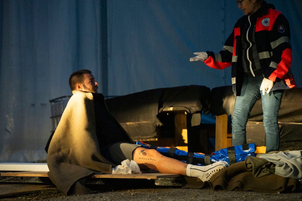 Deň 60 - Noro si v dueli zranil koleno, odviezla ho sanitka