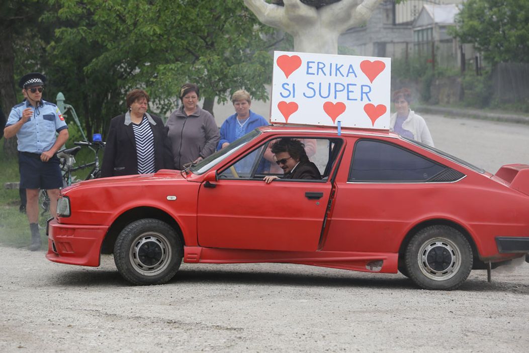 Horná Dolná - Ďuro pokľakol a vytiahol prsteň