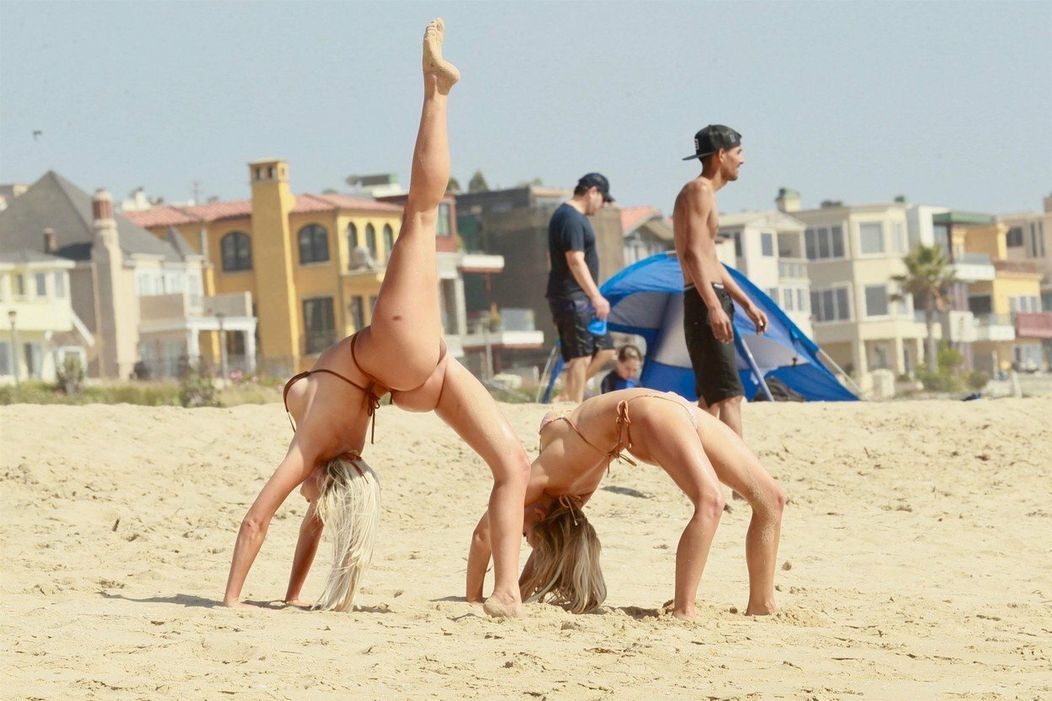 Khloe Terae a Masiu Kehl šantili na Manhattan Beach. 