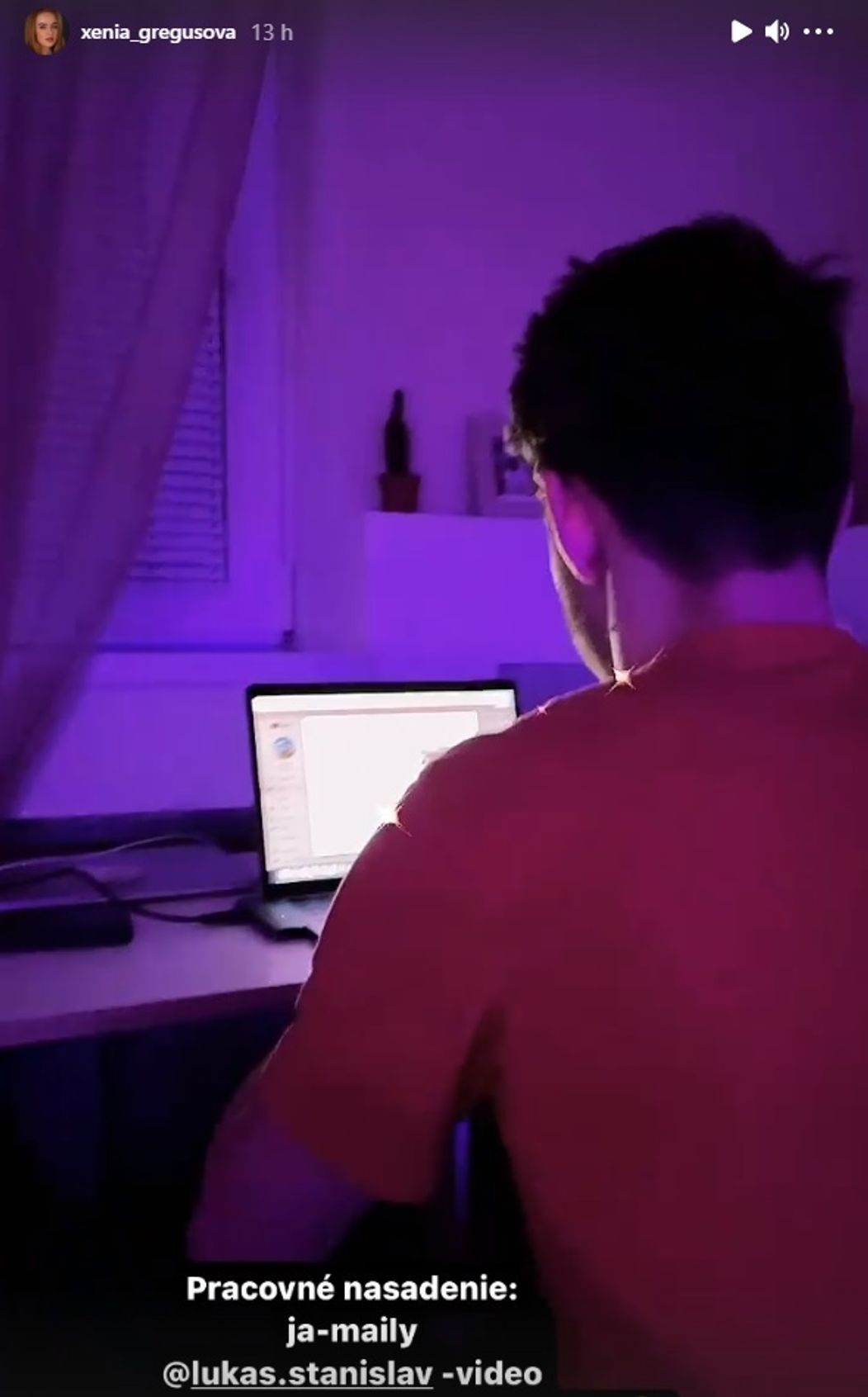 Lukáš si u Xénie upravuje videá