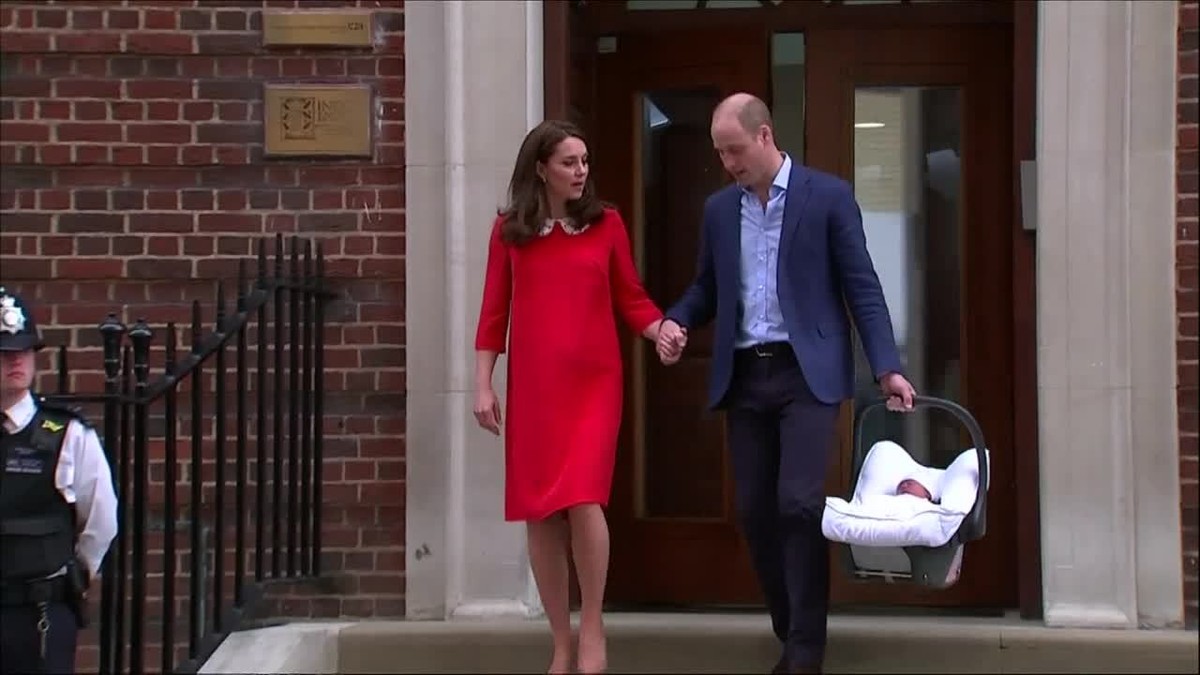 Kate Middleton a princ William predstúpili v deň pôrodu tretieho dieťaťa pred dav