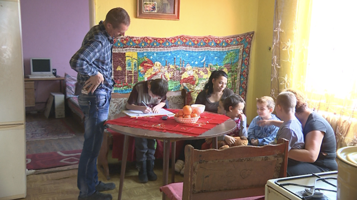 Osemčlenná rodina žije v jednej izbe! | TV Markíza