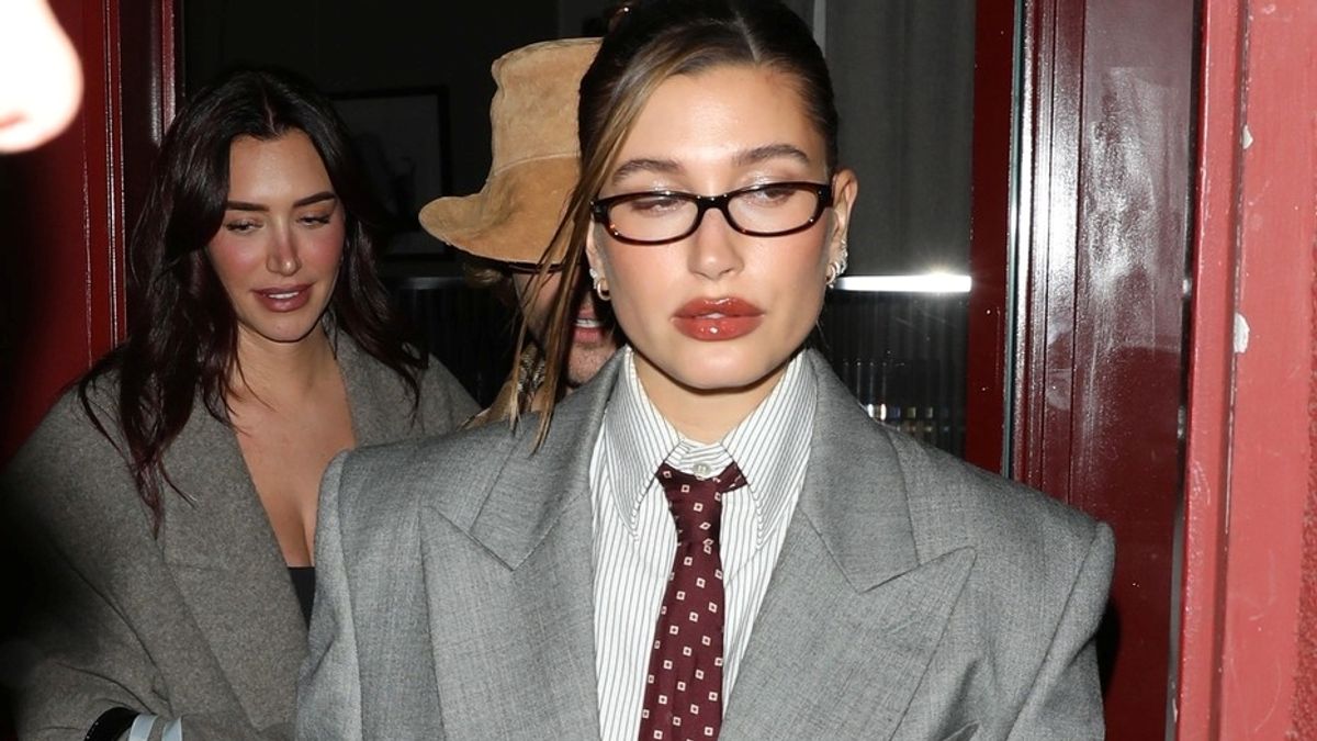 Tip na outfit podľa Hailey Bieber: Šik pánsky look vás bude baviť | TV ...