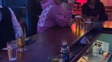 Ošiaľ v newyorskom karaoke bare. Z mikrofónu sa zrazu ozval originál