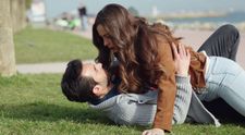 Murat a Nazlı sa počas tréningu opäť o čosi viac zblížia...
