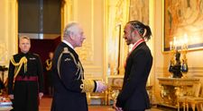 Princ Charles menoval Lewisa Hamiltona za rytiera