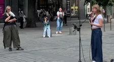 Netušila, že práve prechádza okolo: Fanúšička spievala hit Ewy Farnej, neskutočné, čo sa udialo