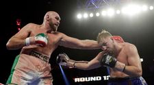 VIDEO: Fury sa s neznámym súperom vytrápil, napokon zostáva nezdolaný
