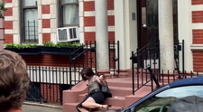 VIDEO: Anne Hathaway spadla zo schodov. Nebol to príjemný pohľad