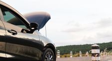 Nebezpečná porucha na autách: Až 17 modelom áut sa môže počas jazdy otvoriť kapota
