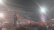 Pozor, blíži sa kamera! Chris Martin na koncerte Coldplay pobavil fanúšikov