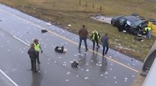 Na diaľnici poletovali peniaze, polícia musela uzavrieť cestu
