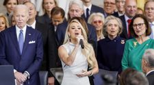 Absolútna profíčka. Speváčka zaspievala počas inaugurácie po tom, čo ju zradila technika