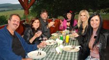 Konflikty stále pokračujú...! A farmári to Monike nedarujú!