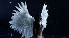 Šou Victoria's Secret opäť šokovala: Na móle sa objavil niekto, koho by ste tam nečakali