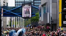 FOTO: Fanúšikovia naplnili ulice, aby sa rozlúčili s Ozzym Osbourneom. Jeho pozostatky pred pohrebom previezli Birminghamom