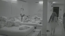 Šialený krik Rachel vydesil ostatných. Nahá behala po vile a prosila o pomoc