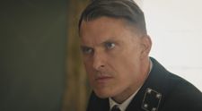 Walter sa pri Helge neovládne. Z očí mu šľahajú plamene a ide z neho strach
