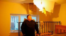 Muž mal veľké šťastie. Obrovský kus ľadu ho takmer zabil vo vlastnom dome