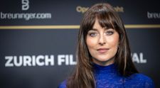 Dakota Johnson pokračuje v trende „nahých“ šiat: Do očí sa jej nepozriete