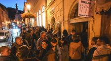 Biela noc prvýkrát v Banskej Štiavnici: Plné mesto zvedavých ľudí s baterkami objavovalo kontrasty umenia od baníckych piesní po digitálne projekcie