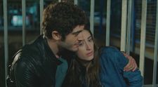 Filiz a Barış len na malú chvíľku zabudnú na ostražitosť... No majú smolu!