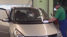 Boj s poisťovňou o kamienok v čelnom skle sa môže zmeniť na nočnú moru