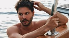 Yiğit z Nikdy ťa neopustím si užíva dovolenku s manželkou: Ale čo ten pupok?