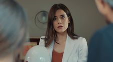 Asya temer z nôh spadne, keď sa na jej prahu zjaví jej samozvaný strážny anjel