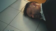 Adam sa bezvládne zviezol na zem. Z hlavy sa mu valí krv