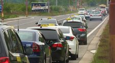 Nájsť v Bratislave voľného taxikára cez aplikáciu je problém, začali pre nich platiť nové pravidlá