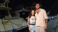 Julie a Trabo prišli z rande rovno do vily. Yeni by pohľadom...