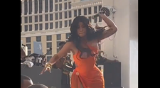 VIDEO: Cardi B sa nebabre. Fanúšik na ňu vylial drink, ona doňho šmarila mikrofón