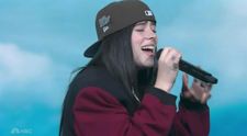 Bolestivý moment zachytila kamera: Billie Eilish schytala úder do tváre počas koncertu