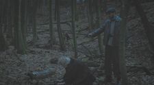Vie, že Laco to nedokáže. Dávid vezme Helgu do lesa a namieri na ňu zbraň