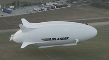 Najväčšia vzducholoď sveta Airlander 10 úspešne absolvovala prvý let
