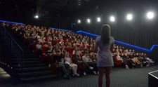 Ruža pre nevestu prilákala davy. Premietania v Prešove sa zúčastnila aj známa Farmárka