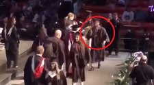 Chcel zažiariť, no takmer sa dolámal. Nepodarené salto z promócie je hitom internetu