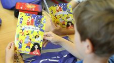 Projekt Nadácie Markíza Odpíšeme Ti prináša osvetu o prevencii pred šikanovaním už aj prostredníctvom žiackych knižiek