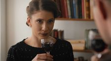 Snaží sa ju René otráviť priamo na oslave? Lena prepočítava