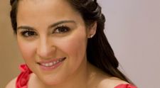 Nespútaný anjel Maite Perroni opäť dráždi: Iba v plavkách na titulke magazínu!