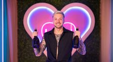 Strieľalo sa šampanským! Nový bombshell dorazil vo veľkom štýle