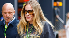 Adele prekvapila na F1: Jej tričko okamžite prezradilo, koho tajne obdivuje!