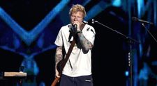 Ed Sheeran si vyzliekol tričko a fanúšikovia zostali bez slov. Netušili, ako na tom je