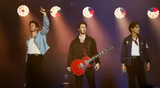 Desivý moment na koncerte Jonas Brothers v Prahe: Jednému zo spevákov mierili na čelo