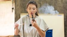 Doteraz poznala akurát tak šalát z burgra! Ema sa na Farme mení