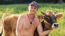 Ale, ale, Adam! Farmárskemu matadorovi padli do oka hneď dve ženy